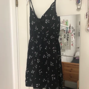 Klänning - En jättefin sommarklänning som tyvärr behöver ett nytt hem då den har blivit för liten för mig. Skriv för fler bilder eller om ni har frågor 💕