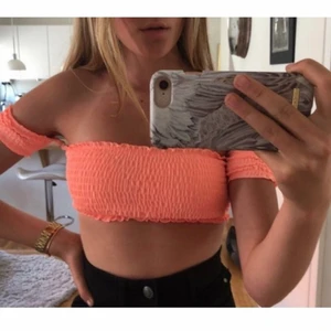 Bikini - Säljer min fina nyonrosa bikini överdel. ”Armarna” är avtagsbara och den är vaderad💓💓 89kr + frakt