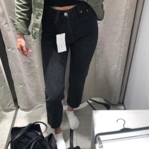 Svarta jeans - Superfina croppade jeans i en urtvättad svart färg från zara. Jeansen är i fint skick men säljes då de inte kommer till användning så mycket längre.