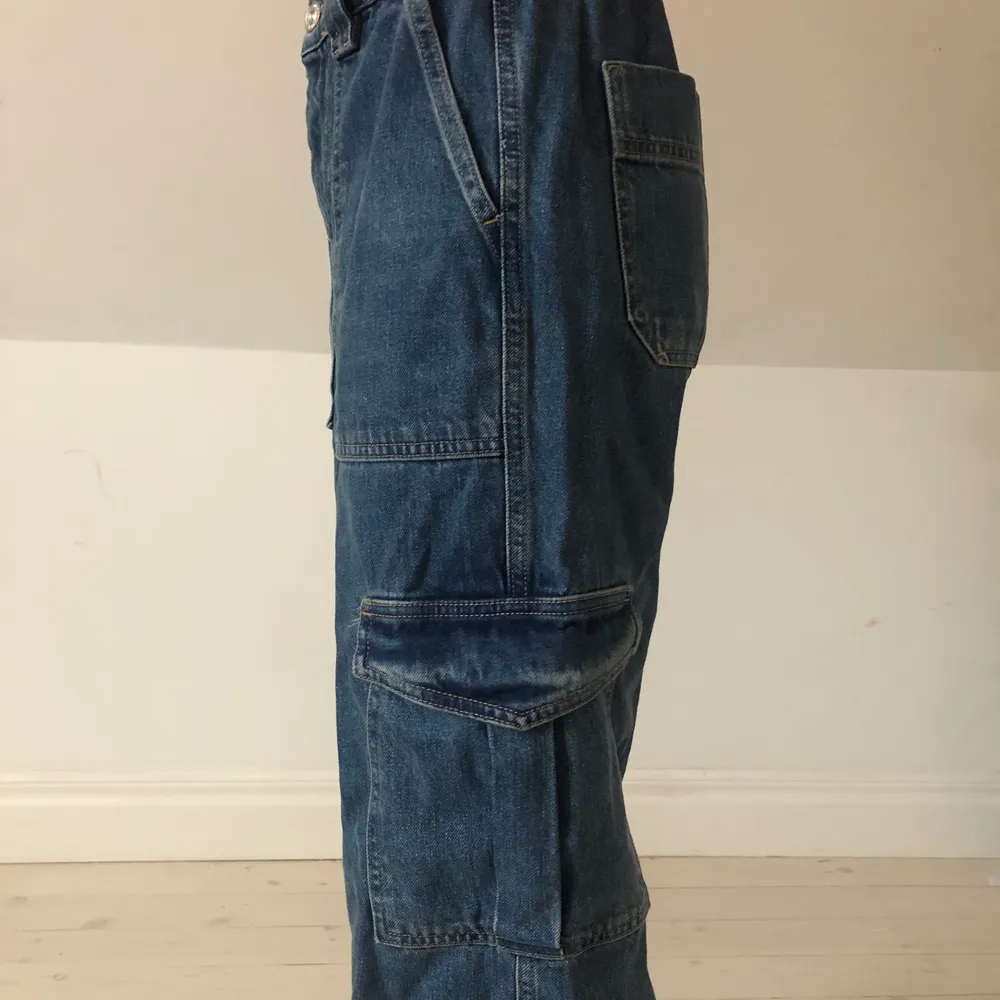 Ett par assssss coola cargo jeans som tyvär är för små för mig. Köpte dom för ca 2 år sedan men skulle säga att dom är i väldigt bra skick. Midjan(28) längd (34). Modellen är 168cm lång. . Jeans & Byxor.