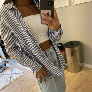 Randig skjorta - En så fin randig skjorta ifrån Gina Tricot, men som tyvärr inte kommer till användning. Jätte fint att ha över en top eller som knäppt. Hör av dig vid intresse/flera bilder (frakt tillkommer) 🤍⚡️