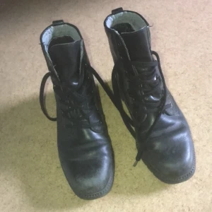 svarta skor - Frakt ingår 