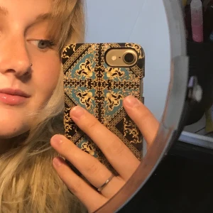 Iphone 7/8 skal - iPhone 7/8 skal från Ideal of Sweden i mönstret Baroque Ordnament. Toppen skick! Använts i endast ett par månader. Nypris: 299 och säljer det för 50🌟 