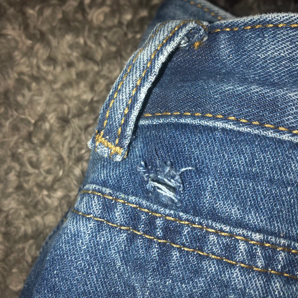 Jättefina jeans som tyvärr är för stora i midjan på mig. En hälla har lossnat men går lätt att sy fast, men därav det låga priset💞. Jeans & Byxor.