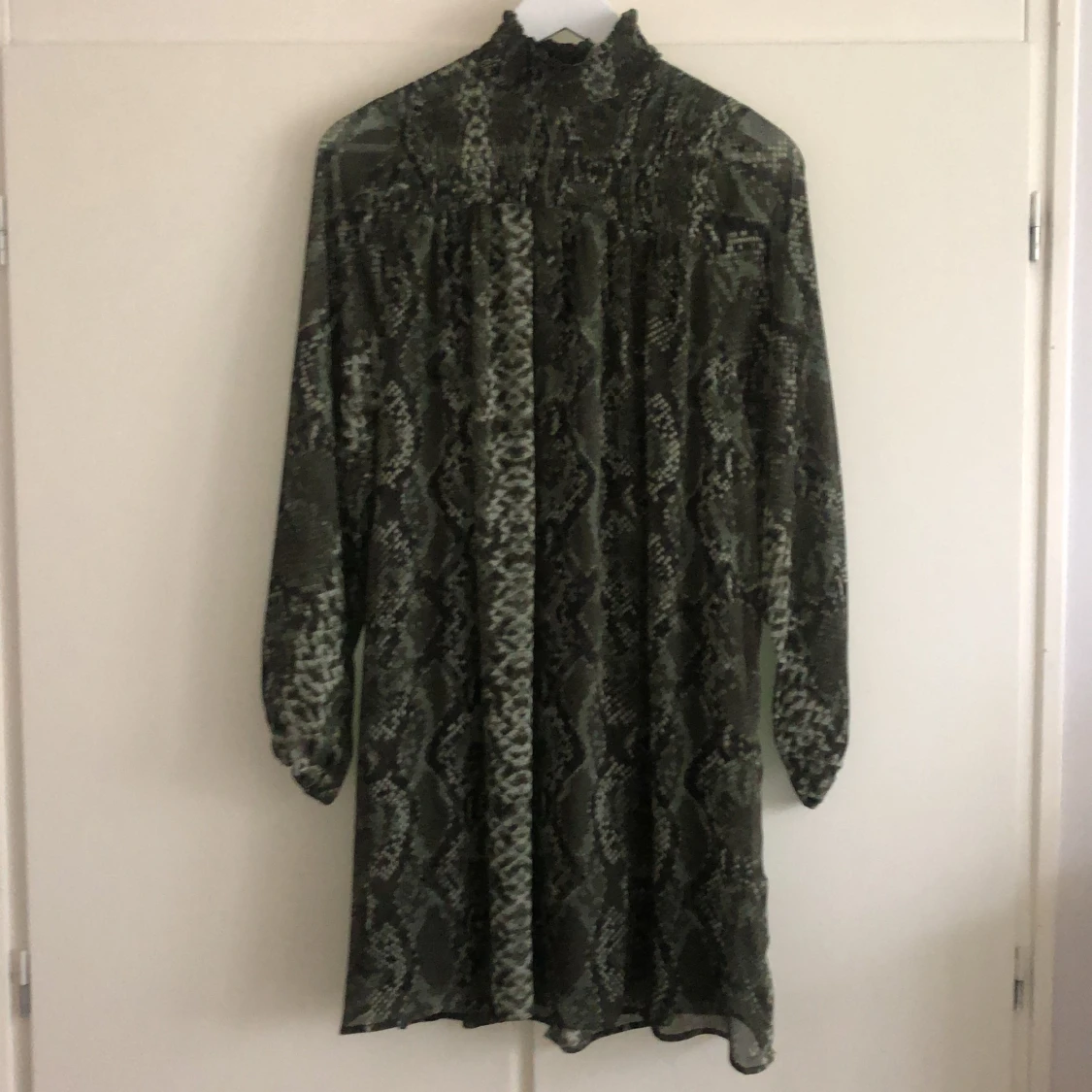 Klänning i ormskinns-mönster