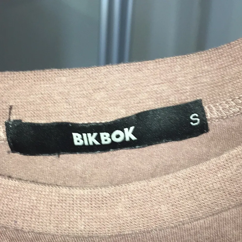 Fin T-shirt från Bikbok. Buren ett fåtal ggr. Relativt fint skick. T-shirts.