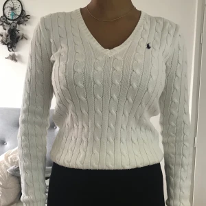 Ralph lauren - Vit stickad/ribbad V-ringad tröja från Ralph lauren. Sällan använd därav bra skick