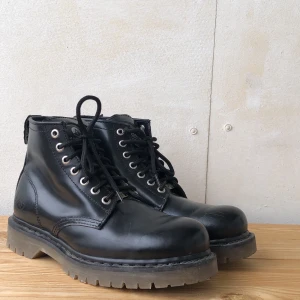 Avalanche! Kängor - Rejäla kängor från märket avalanche! som jag fick av min morfar, säljer eftersom de är för stora för mig. De har lite bruksslitage (bild 3) men det syns på nära håll. frakt tillkommer<3🌻15% av alla inkomster går till välgörenhet🌻 priset går att diskutera🥰