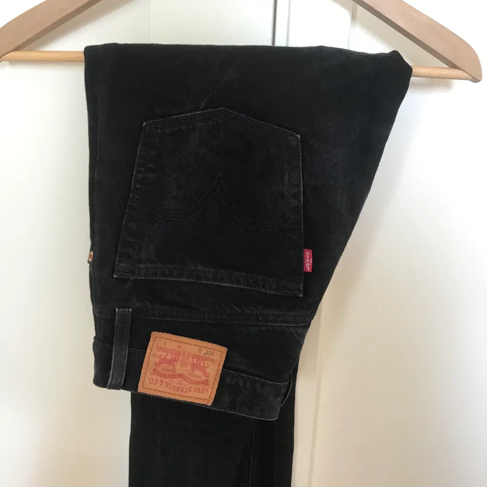 Superfina svarta Levi’s i modellen 501, s. Väldigt bra skick!💙. Jeans & Byxor.