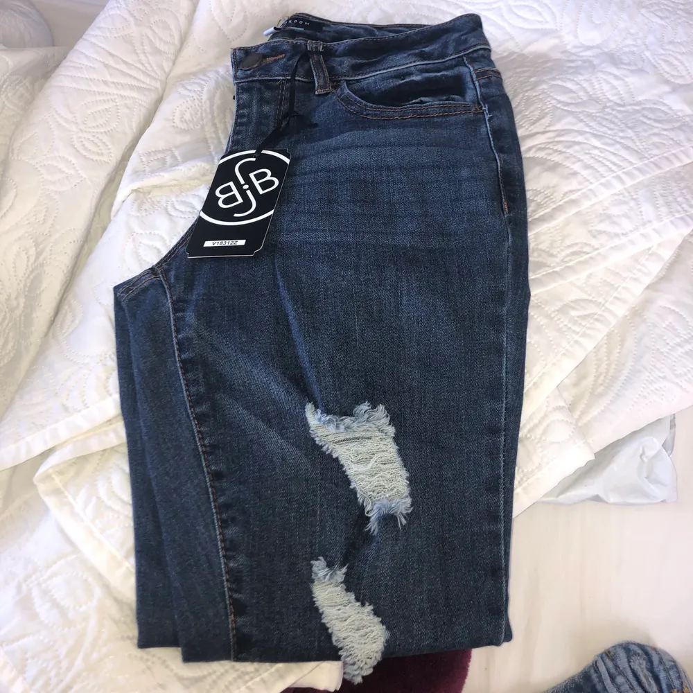Säljer mina OANVÄNDA jeans från fashion Nova i stl 7 som då är s/m, det är inte jätte stretchiga så skulle sagt att de passar bättre som S. . Jeans & Byxor.