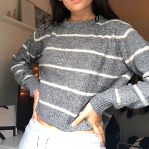 Stickad tröja - Från hm, säljer för 50kr. Använd en gång