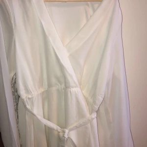 Klänning storlek 42 - Helt oanvänd klänning i storlek 42 från Nelly. Sitter som en 40/42