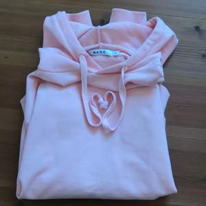 En söt rosa hoodie från NAKD. Nästan aldrig använd, mycket fint skick. Storlek M. Pris: 50kr. Frakt ingår inte❤️