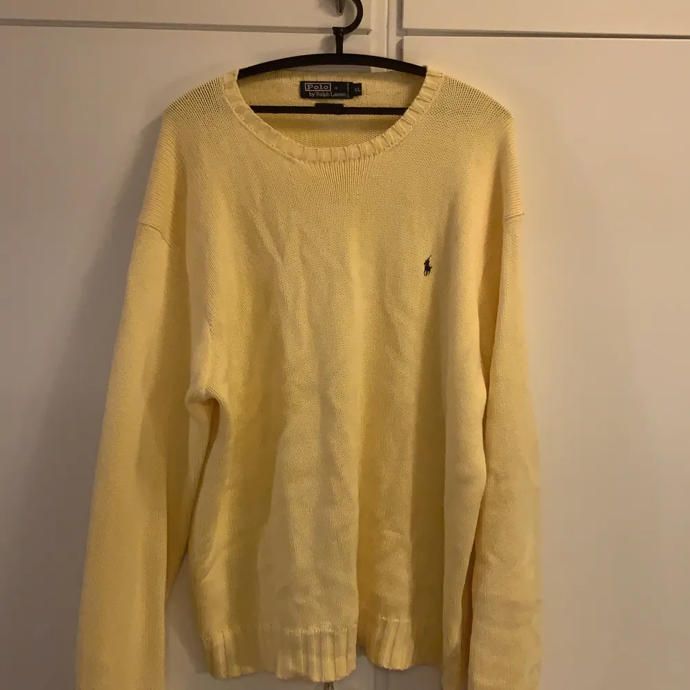 En stickad gul ralph lauren tröja i strl XL väldigt mysig! Frakt ingår ej . Stickat.