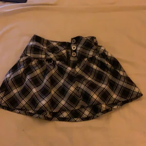 Svart/ vit kjol strl 146 - En jätte fin kjol som tyvärr är förliten, därför jag säljer den. Köparen sår för frakt