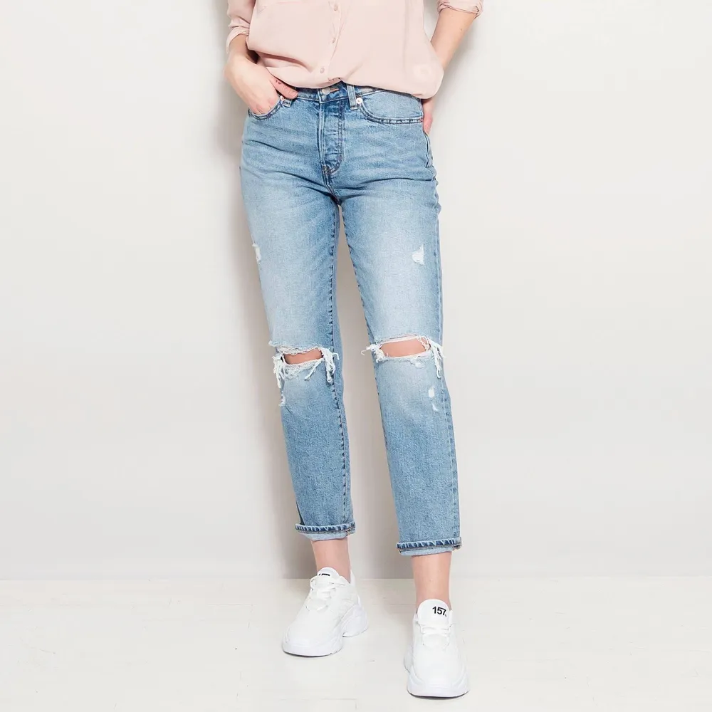 Mom/boyfriend jeans som är slitna, korta i modellen. Modell wide. . Jeans & Byxor.