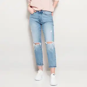 Mom/boyfriend jeans som är slitna, korta i modellen. Modell wide. 