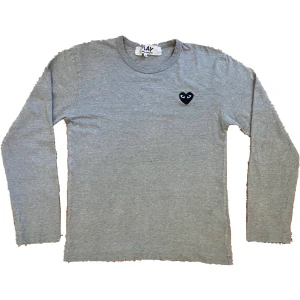 CDG longsleeve - Size: Passar om du är mellan 160-170 (unisex) möts i Stockholm eller fraktar spårbart för 63kr extra.