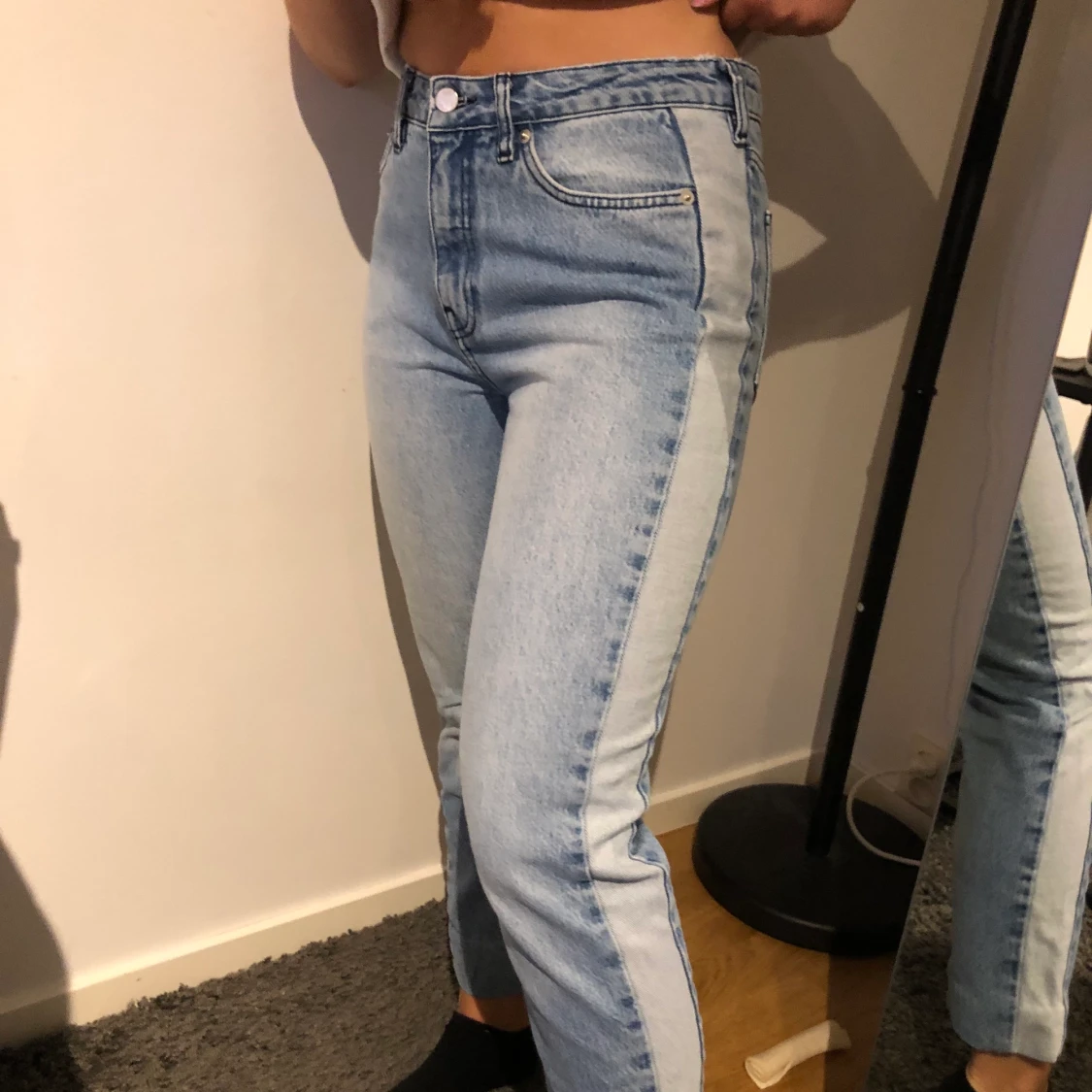 Blåa jeans med revär