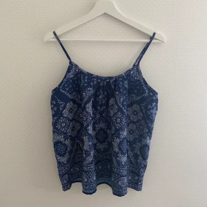 Mörkblått vitmönstrat linne - Mörkblått vitmönstrat linne från Lager 157:) Frakt: 45kr