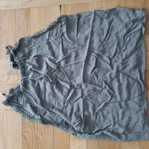 H&M linne strl 34  - Miltärgrönt linne från h&m med fina detaljer. FRAKT INGÅR EJ