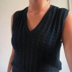 Stickad väst - Mörkgrön stickad väst från Zara. Så snygg men har inte kommit till användning. Storlek L men skulle säga att den sitter som M. 