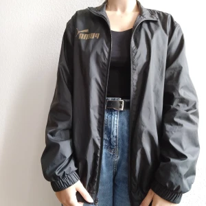 Svart Puma Jacka - Helt ganska Basic Svart Puma jacka i fint skick. Storlek XL men jag skulle säga att det är en XS-M beroende på hur man vill ha den. Har du frågor eller funderingar kontakta mig ☺️