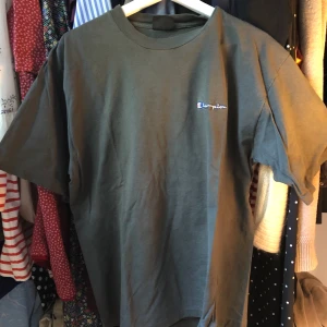 Champion t-shirt! - Kan frakta mot extra kostnad! Möts annars upp i Stockholm.