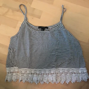 Forever 21 tank top size M - Fin topp med spets detalj från forever 21 :)