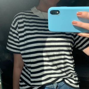 T-shirt från Bikbok - Randig t-shirt från Bikbok i L och sitter oversized på mig som vanligtvis har M. Bra skick och knappt använd, kan mötas upp i Stockholm!❤️