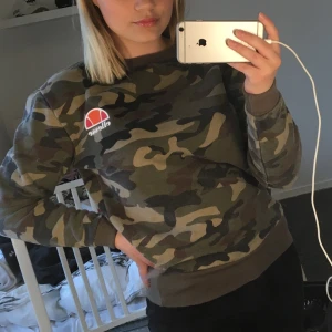 Ellesse sweatshirt  - Superfin sweatshirt från Ellesse! Den är köpt på herravdelningen men passar lika bra oavsett kön. 
