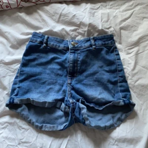 High waisted shorts  - högmidjade jeansshorts från hm. Shortsen på bilden är 38 men finns även ett par i 36. behöver bara betala frakt