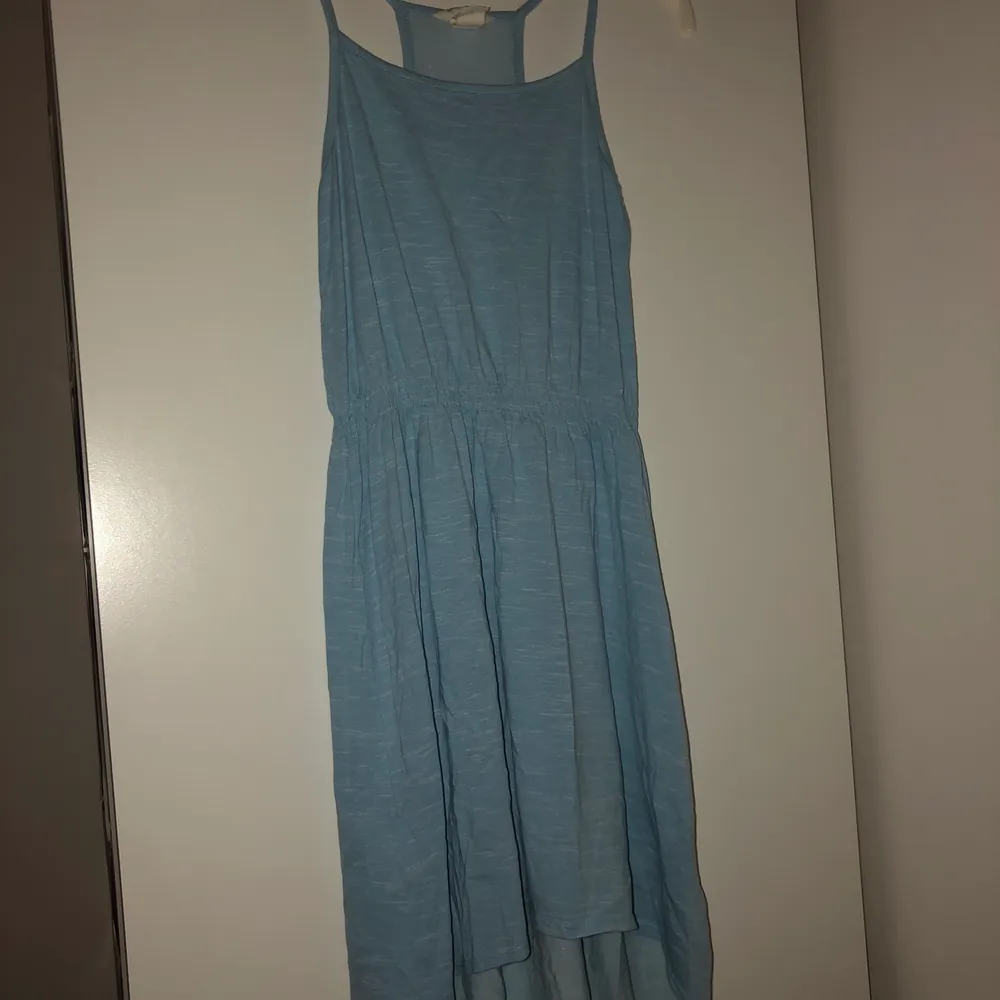 Blå strandklänning, har blivit för liten, inte använd mycket. Fint skick💞- OBS! ENDAST SWISH. Klänningar.