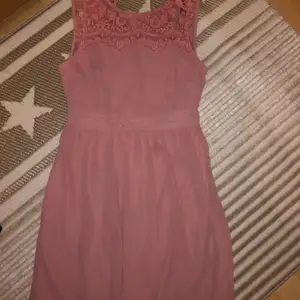 rosa klänning från (vero Moda) använd endast 1gång! Och är i storlek Xs/S
