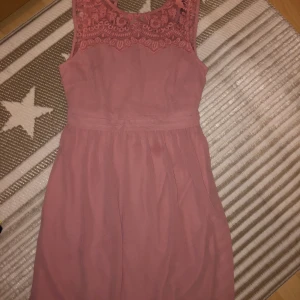 Smuts rosa klänning💞 - rosa klänning från (vero Moda) använd endast 1gång! Och är i storlek Xs/S