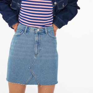  - Kjol från Monki i gott skick🧡 Sitter som på den lånade bilden, men är mörkare och utan sicksack-mönstret där fram. 