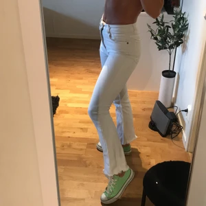 Vita jeans! - Snygga vita jeans från zara som är raka nedtill. Tycker byxorna formar kroppen väldigt fint vilket gör att de sitter bra!