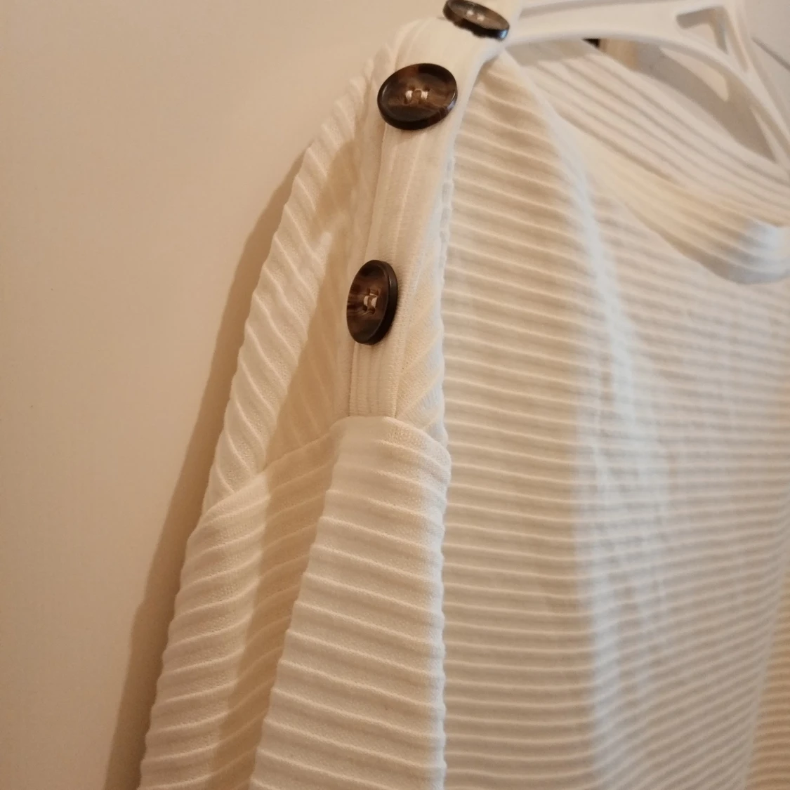 Båtringad, vit, tröja m knäpp detaljer.  - 90