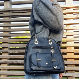 Svart justerbar väska - Banden kan justeras och användas som både rygg- o handväska. I fin skick, använt kanske ett få par gånger👍