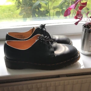 Dr Martens stl 40 - Dr martens, UK 7 = stl 41. Små i storleken så är som en 40. Superfina. Väldigt bra skick. Vintage. Inköpta från eBay, använda fåtal gånger.                                                       600kr om postas, 500 om vi möts upp i Sthlm. 
