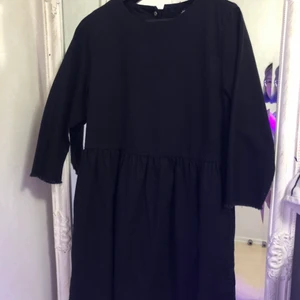 Svart jeans klänning - Svart klänning i jeantyg. Använde den till min kikis expressbud cosplay. Oversize storlek.