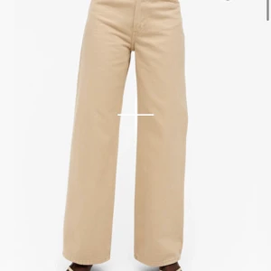 Jeans Yoko monki 28 - Jätte fina jeans använda 3 gånger eftersom de är lite små på mig. Från monki storlek 28!!
