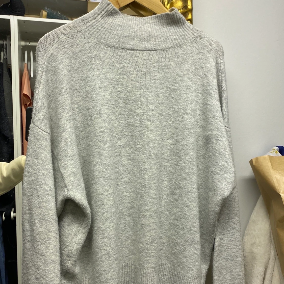 Grå stickad tröja 