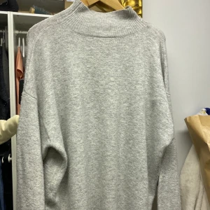 Grå stickad tröja  - Grå stickad tröja från H&M. Frakt tillkommer.