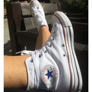 Converse  - vita höga converse, ganska bra skick! 