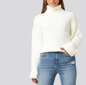 Stickad från nakd - Säljer nu min fina vita stickade tröja från nakd med polokrage, den är använd men i bra skick (storlekslappen där bak har åkt av och lite noppig men annars jättefin). Storlek xxs men passar absolut xs också🦋 frakt ingår i priset 