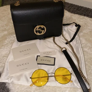 Gucci vätska ,axelremsväska  - Äkta gucci väska. Sälja min Gucci axelremsväska svart som har använt bara en gång. Ser helt ny ut. Bra skick. Bredd 20cm,höjd 16 cm,djup 7cm. Köpte från campadre.se 