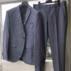 Kostym från Selected Homme. Blåmelerade kostymbyxor och kavaj med smal passform och stretch. Aldrig använd, prislapparna finns kvar. Kostar ursprungligen 2000 kr, säljs för 800 kr. Säljs tillsammans. 