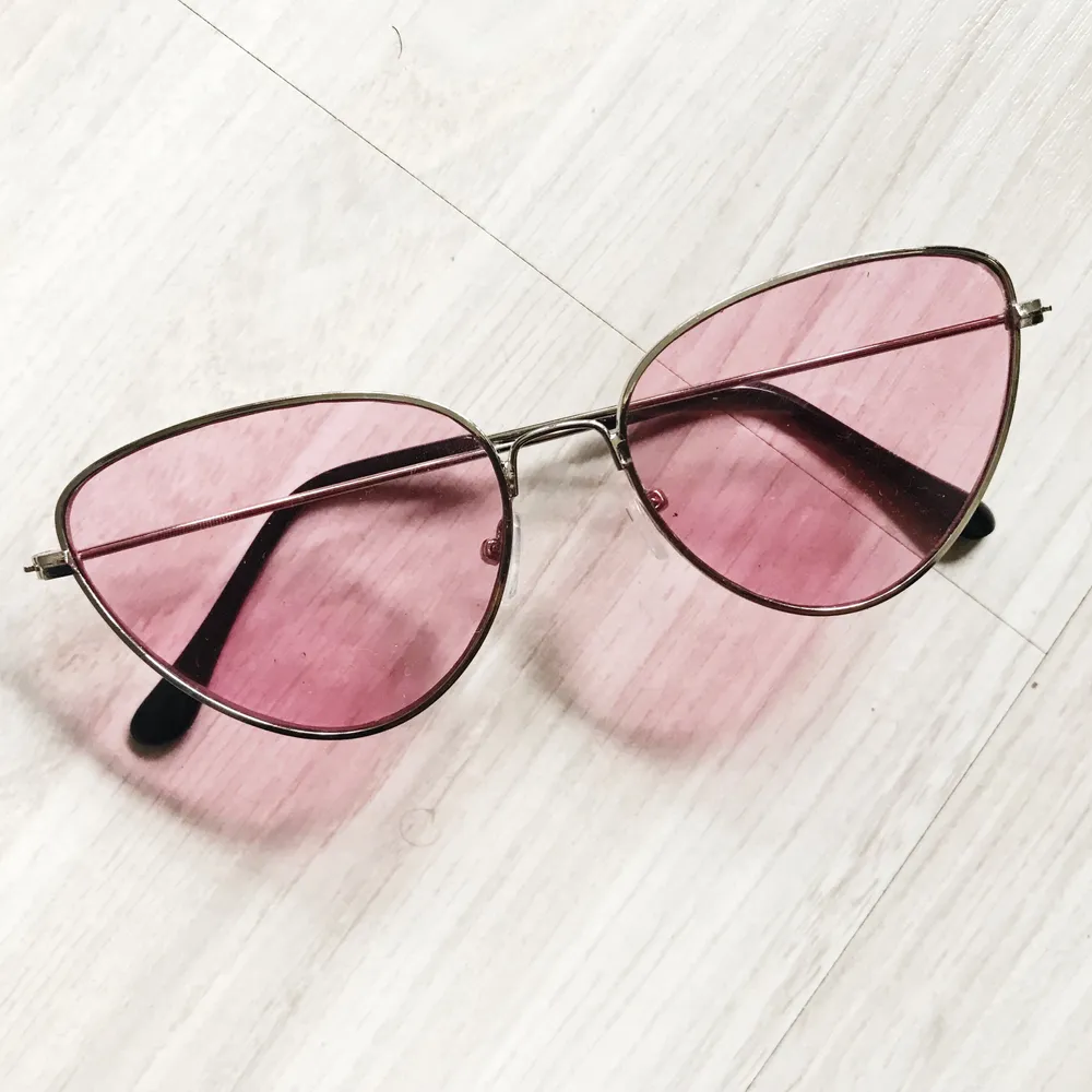 Söta rosa solglasögon från Asos. Frakt tillkommer 🌹. Accessoarer.