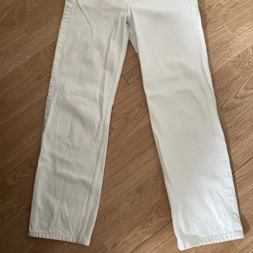 Ett par vita jeans i modellen ROW från weekday, storlek 24/30. Byxorna är i en rak modell och passar som en xs:) Frakt tillkommer💕. Jeans & Byxor.